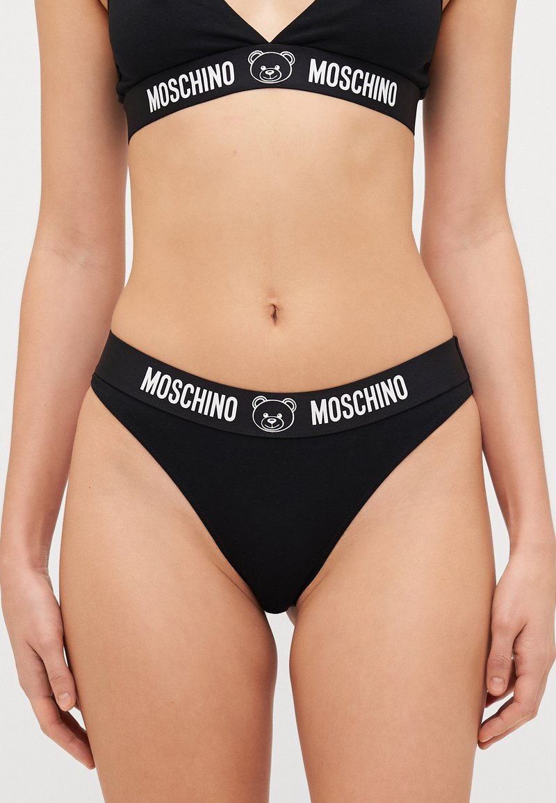 Crni pamukasti bralet i tange set s kontrastnim bijelim Moschino logotipom i grafikom medvjeda na elastičnom remenu, s V-izrezom.