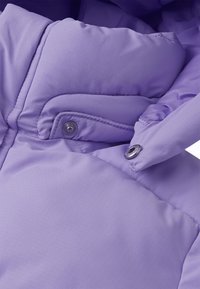 Lila Pufferjacke mit einem glatten, strukturierten Außenmaterial, gepolsterten Abschnitten und metallischen Druckknöpfen am Kragen und an den Bündchen.