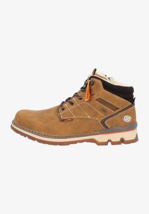 Bottine marron mi-haute en cuir texturé, avec des coutures contrastées, des accents orange et un col rembourré. Semelle en caoutchouc avec un motif de bande de roulement pour une meilleure adhérence.