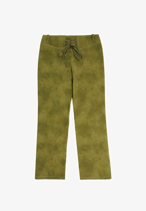Oliwkowe spodnie w szerokim kroju wykonane z miękkiego materiału, z przodem zapinanym na sznurowanie, fakturowaną powierzchnią i szlufkami na pasek w talii.