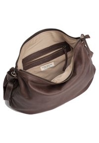 Braune Lederhandtasche mit einem weichen, strukturierten Äußeren, Reißverschlussverschluss und einem beigen Innenleben, das eine Reißverschlusstasche und ein Etikett umfasst.