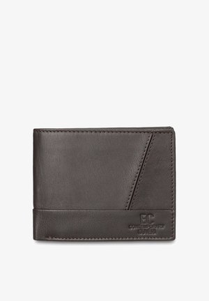 Bruine leren portemonnee met een gladde textuur, voorzien van een geperst logo en een schuine ontwerpdetail aan de voorkant. Compacte en klassieke vorm.