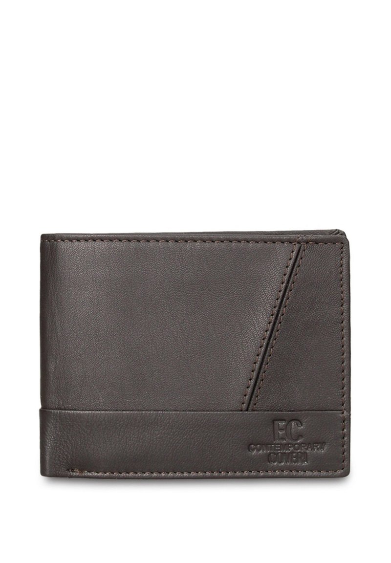 Portafoglio in pelle marrone con una texture liscia, caratterizzato da un logo in rilievo e un dettaglio di design angolato sulla parte frontale. Forma compatta e classica.