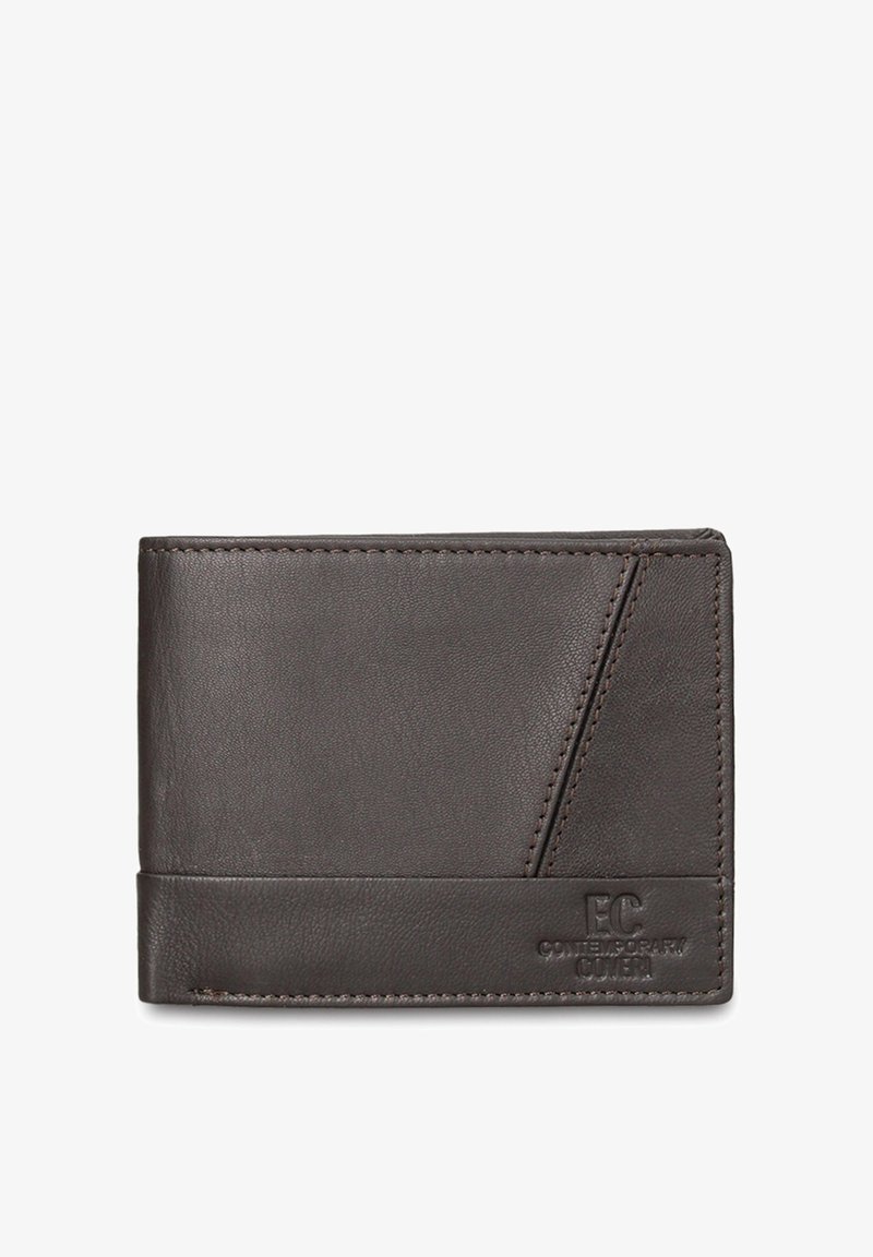 Portafoglio in pelle marrone con una texture liscia, caratterizzato da un logo in rilievo e un dettaglio di design angolato sulla parte frontale. Forma compatta e classica.