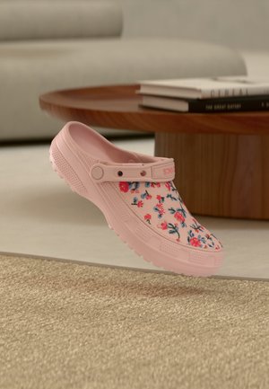 Crocs CLASSIC CRAFTED FLORAL UNISEX - Pantolette flach - candy