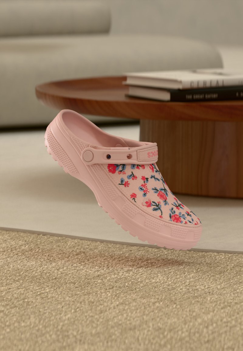 Crocs CLASSIC CRAFTED FLORAL UNISEX - Μιουλ - candy