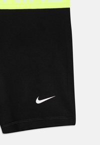 Czarne spodenki sportowe z jasnoniebieskim pasem w talii, z dużym białym logo i małym białym znakiem przy dolnej krawędzi. Gładka faktura.