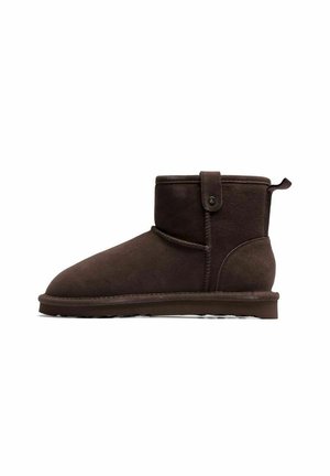 Brune ruskind ankelstøvler med rund tå, sideknapdetalje og en tekstureret sål. Har en løkke for nem påtagning.