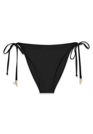 Slip bikini nero con lacci laterali, ognuno terminante con piccoli charm dorati a forma di conchiglie.