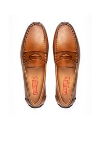 Braune Leder-Slipper mit glatter Oberfläche, subtilen Steppnähten und einer markierten Innensohle. Entworfen für Komfort und legere Anlässe.
