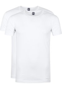 Twee witte t-shirts tentoongesteld. Korte mouwen, ronde halslijnen, gemaakt van katoen, soepele textuur, geen patronen of versieringen.