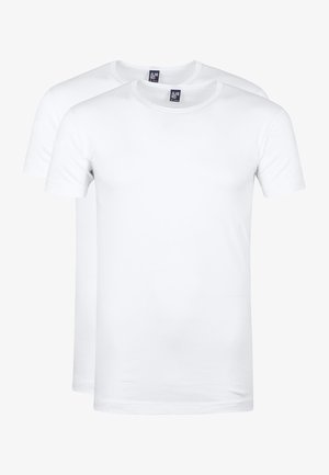 Twee witte t-shirts tentoongesteld. Korte mouwen, ronde halslijnen, gemaakt van katoen, soepele textuur, geen patronen of versieringen.