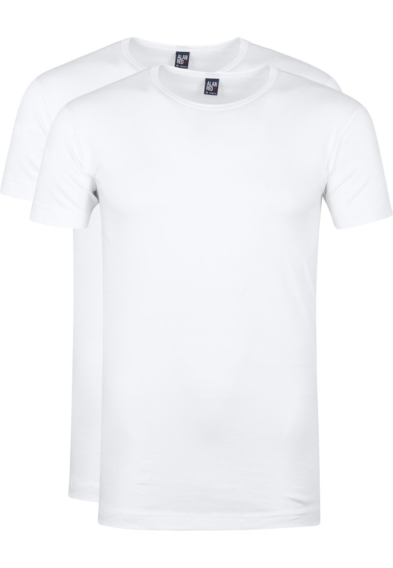Twee witte t-shirts tentoongesteld. Korte mouwen, ronde halslijnen, gemaakt van katoen, soepele textuur, geen patronen of versieringen.