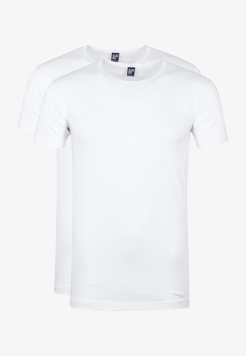 Twee witte t-shirts tentoongesteld. Korte mouwen, ronde halslijnen, gemaakt van katoen, soepele textuur, geen patronen of versieringen.