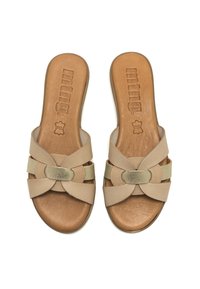Sandali scivolati beige con design a striscia incrociata, caratterizzati da un accento metallico dorato e una soletta marrone testurizzata con logo del marchio in rilievo.