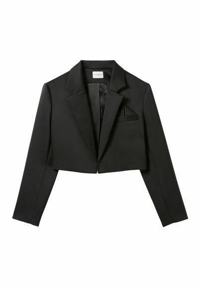 Blazer negro cortado hecho de tela suave. Presenta un collar con muesca, un bolsillo en el pecho y mangas estructuradas. No se observa detalle de cierre.