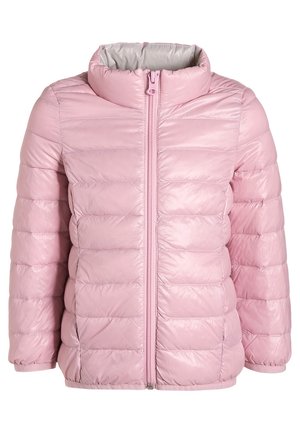 Chaqueta acolchada rosa claro con cuello alto y cremallera frontal, diseñada para brindar calidez y un estilo casual.