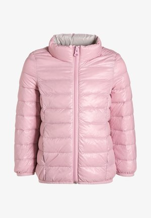 Jasnoróżowa pikowana kurtka puchowa z wysokim kołnierzem i przednim zamkiem błyskawicznym, zaprojektowana z myślą o cieple i codziennym noszeniu.
