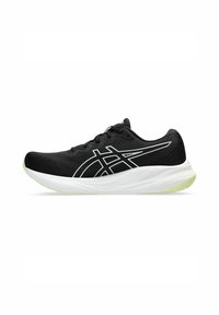 Zapatillas deportivas negras con una parte superior de malla transpirable, entresuela blanca y un diseño de logo en negro y blanco distintivo, que muestra una silueta aerodinámica.
