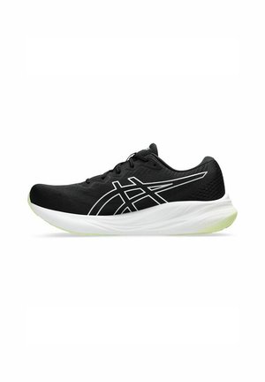 Zapatillas deportivas negras con una parte superior de malla transpirable, entresuela blanca y un diseño de logo en negro y blanco distintivo, que muestra una silueta aerodinámica.