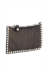 Portafoglio in pelle nera con dettagli in metallo argentato, chiusura con zip, multiple fessure per carte e una texture morbida. Forma rettangolare compatta.