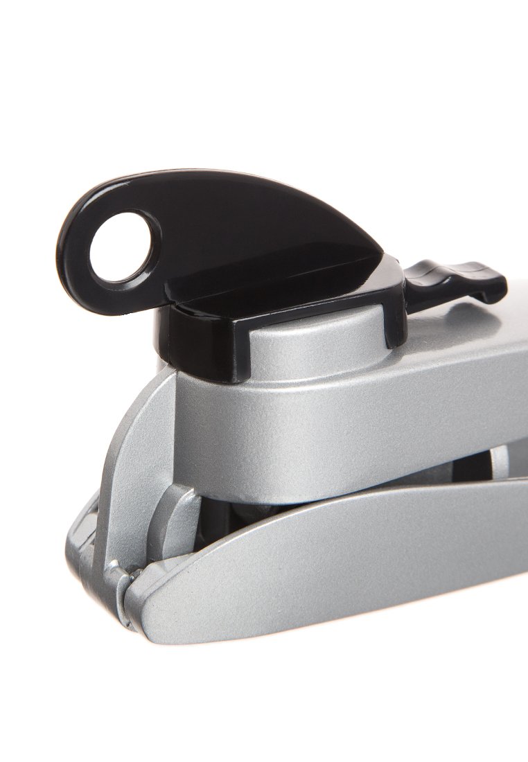 Metallischer silberner Hefter mit einem schwarzen Hebel und abgerundetem oberen Ende. Verfügt über ein kompaktes Design mit einer glatten Oberfläche und einem kreisförmigen Loch für einfaches Tragen.