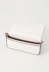 Borsa a tracolla in pelle bianca con una finitura liscia, accessori in oro e chiusura magnetica. Presenta un ampio interno e una rifinitura a contrasto.