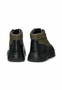 Sneaker alte nere e oliva con finitura in pelle liscia, suola in gomma testurizzata e colletto imbottito. Design con lacci nella parte anteriore.
