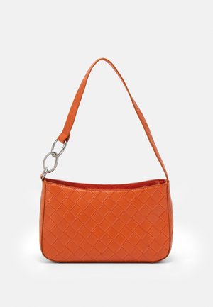Bolso bandolera de cuero tejido naranja con una sola correa unida por dos anillas plateadas en un lado.