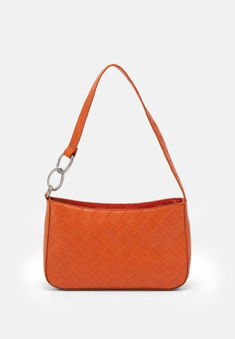 Sac bandoulière en cuir tressé orange avec une seule sangle attachée par deux anneaux argentés sur un côté.