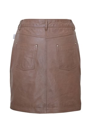 Minigonna marrone in ecopelle con due tasche posteriori e passanti per cintura, caratterizzata da cuciture visibili e una cucitura centrale sul retro.