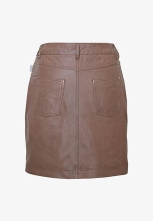 Mini-jupe en similicuir marron avec deux poches arrière et passants de ceinture, présentant des coutures visibles et une couture centrale dans le dos.