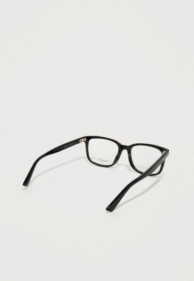 Óculos retangulares pretos com lentes transparentes, apresentando armações de plástico lisas e hastes delgadas, anguladas ligeiramente para fora nas pontas.