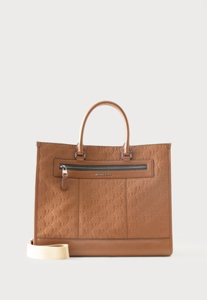 Borsa tote marrone Michael Kors con motivo logo in rilievo, manici superiori, tasca frontale con zip e tracolla beige removibile su sfondo bianco.