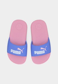 Ζευγάρι ροζ σαγιονάρες με μπλε λουριά που φέρουν το λευκό λογότυπο Puma και τη ροζ σιλουέτα γάτας Puma σε κάθε λουρί.