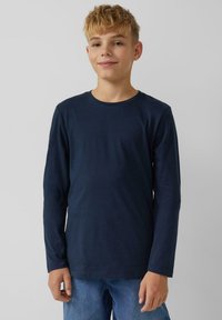 Granatowy bawełniany t-shirt z długim rękawem i okrągłym dekoltem. Gładka faktura, prosty krój, prosty design bez wzorów ani ozdób.