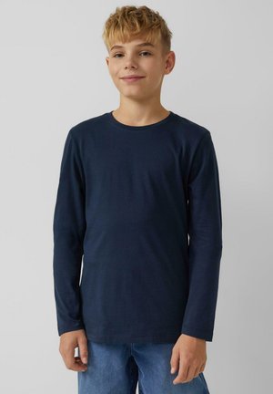 Granatowy bawełniany t-shirt z długim rękawem i okrągłym dekoltem. Gładka faktura, prosty krój, prosty design bez wzorów ani ozdób.