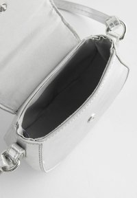 Borsa a mano sintetica di colore argento, con una forma rettangolare piatta, chiusa da un bottone a pressione; l'interno è foderato in tessuto grigio.