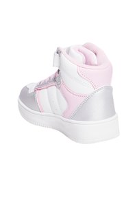 Sneaker alta in materiali sintetici bianchi, rosa e argento, con dettagli in mesh e una suola in gomma testurizzata. Chiusura con strap in velcro.