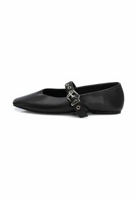 Zapato plano negro con puntera puntiaguda y diseño recortado. Cuenta con una correa lateral con un hebilla metálica y está hecho de material sintético suave.