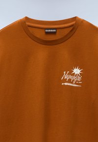 Μπλούζα σε σκουρόχρωμη σκουριά με στρογγυλή λαιμόκοψη, με λευκό λογότυπο «Napapijri», γραφικό ψαριού και αστέρι με τη φράση "You are fin-tastic" στο στήθος.