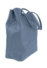 Sac cabas en cuir gris texturé avec deux longues poignées, forme rectangulaire et design minimaliste, doté d'une surface douce et résistante.