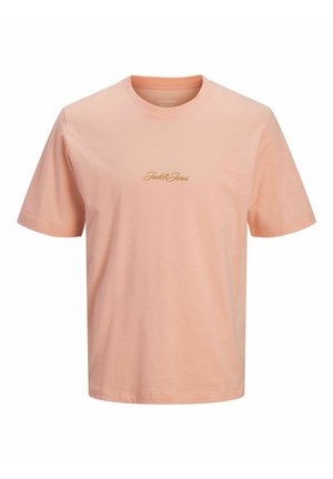 Jongen met krullend haar die een lichtgroen kort mouwen overhemd met knopen draagt over een roze T-shirt, spijkershorts, witte sokken en beige schoenen.