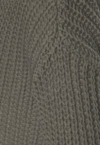 Strukturiertes graues Strickgewebe mit einer lockeren Webart, das ein deutliches Muster aus verflochtenen Fäden und eine sanfte, matte Oberfläche zeigt.