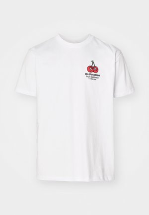 Valge puuvillane T-särgi lühikeste varrukatega, mille esiküljel on kirsside grafika ja tekst "Puhkusel Puuviljade Kohaletoomise Teenus".