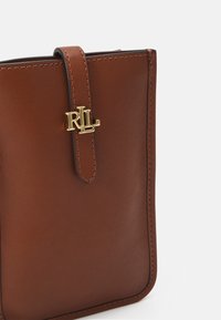 Lauren Ralph Lauren LEATHER CROSSBODY TECH CASE - Taštička na mobil - tan