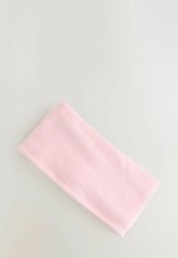 Mäkký ružový fleece čelenka, obdélníkového tvaru, s hladkým povrchom. Okraje sú zakončené šitím, čo poskytuje útulný a teplý doplnok.