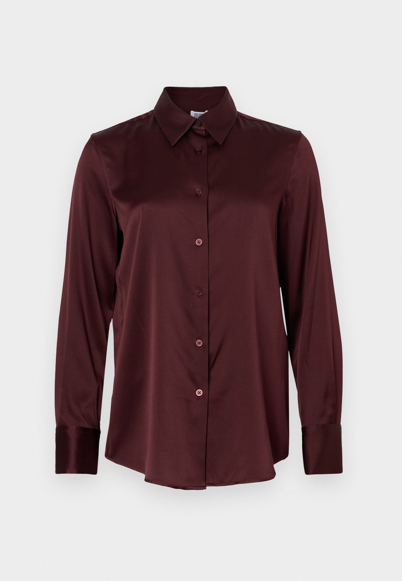 Langarm-Hemd aus burgunderrotem Satin mit spitzem Kragen und durchgehender Knopfleiste, flach auf weißem Hintergrund präsentiert.