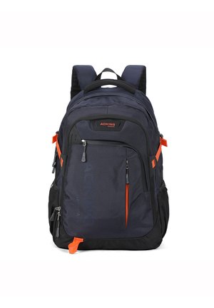 Zaino realizzato in robusto tessuto blu navy con dettagli neri e cerniere arancioni. Presenta spallacci imbottiti, molteplici scomparti e un design slanciato.