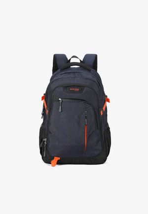 Sac à dos en tissu bleu marine robuste avec des accents noirs et des zips orange. Comprend des sangles rembourrées, plusieurs compartiments et un design épuré.